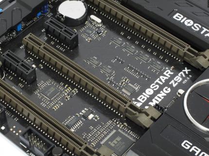 Biostar Gaming Z97X: Zahlreiche PCI-Express-Splitter weisen auf die Umverteilung von 16 PCI-E-3.0-Lanes über 3 mechanische ×16-Slots hin. Im Gegenzug sorgt der PCI-E-Switch hinter dem unteren ×1 für entspannte PCI-E-2.0-Verhältnisse.