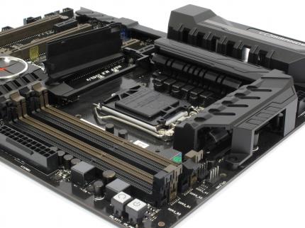 Biostar Gaming Z97X: Die Plastikverkleidung lässt sich in einzelnen Segmenten abnehmen, ist aber auch luftig genug für gute Spannungswandler-Temperaturen.