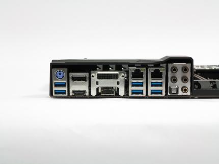 Biostar Gaming Z97X: Geheimnis? Die mittleren beiden USB-Ports sehen zwar aus, wie alle anderen, arbeiten aber mit doppelt so schnellem USB 3.1.