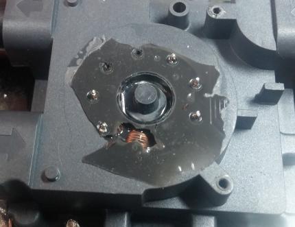 Hohlräume und Blasen in der Klebermasse sind ein Grund für das Fiep-Geräusch der Pumpe der Radeon R9 Fury X.