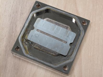 In viele CPU-Kühlern und auch in eingen GPU-Kühlern erzwingen enge Schlitze eine höhere Strömungsgeschwindigkeit unmittelbar vor der kühlstruktur
