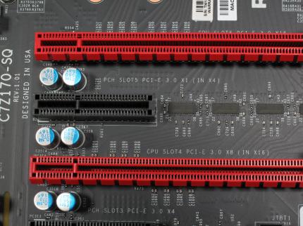 Auf Endkunden-Mainboards eher selten zu sehen: Ein mechanischer ×4-Slot. Supermicro gab auf seinen 'SuperO'-Platinen vorbildicher Weise auch genau an, mit wie vielen Lanes er angebunden ist und woher diese stammen.