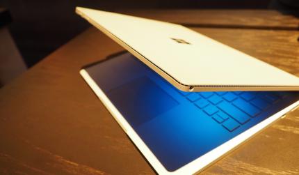 Smartes Lüfterdesign: am oberen Rahmen sowie im unteren Body, oberhalb der Tastatur verlaufen dezente Schlitze, über die die Abwärme entrinnen kann. Beim Spielen wird so zwar der Tabletpart recht warm an der Oberseite, die Unterseite auf dem Schoß bleibt aber temperiert.