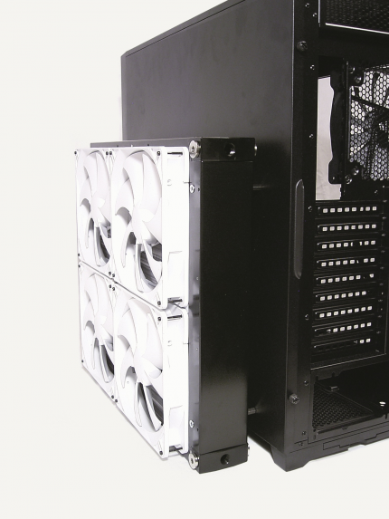 Wer für 4×180-nmm-Radiatoren keinen Platz im Gehäuse hat, der stellt sie halt einfach daneben. Schläuche ermöglichen die Wärmeabgabe weit entfernt von CPU und GPU.