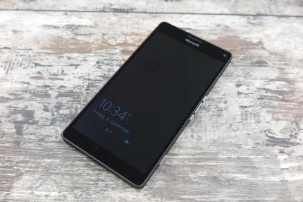 Lumia 950 XL: Der Glance-Screen mit Uhrzeit, Datum und verpassten Nachrichten/Mails