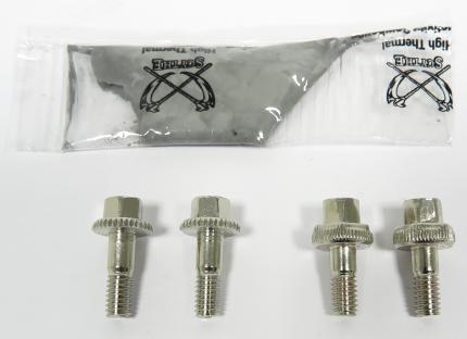 Das von Scythe Anfang Dezember verschickte Nachrüstkit enthält ein Päckchen Wärmeleitpaste und zwei verlängerte Halterungsschrauben. Mit den Originalen (rechts) lässt sich die Halterung um 2 mm weiter anziehen. Langfristig möchte Scythe die gleichen Lockerung durch Unterlegscheiben erreichen.