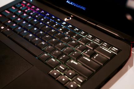 Das Alienware 13 arbeitet mit einer Vier-Phasen-Beleuchtung, damit können Sie ähnliche Welleneffekte wie beim Razer Chroma Stealth erwirken.