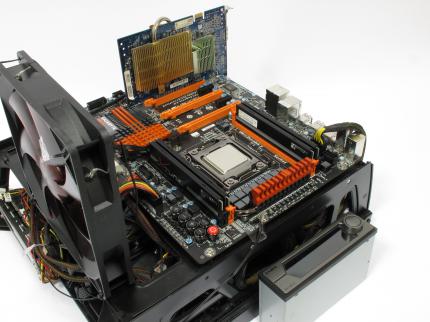 Das GA-X97-UD7 des PCGH-Kühlerteststandes richtet sich zwar an Extremübertakter, aufgrund des Sockel-2011-Quad-Channel-Speicherinterfaces hat es dennoch nur wenig Platz für die Kühlung der stark belasteten Spannungswandler.