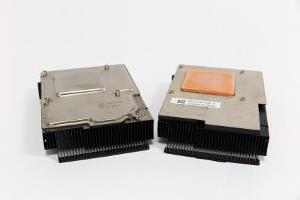 Kühler der GTX 1080 Founders Edition (links) neben GTX 1070 Founders Edition (rechts): Erstere verfügt über eine Vapor-Chamber, Letztere über einen Kupferkern inklusive Heatpipes.