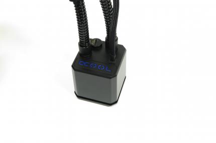 Alphacool Eisbaer: Bis auf das beleuchtete Logo ähnelt die Pumpeneinheit stark der Cooler Master Eisberg, sie ist aber bedeutend leiser.