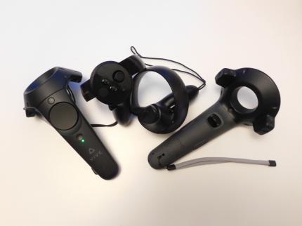 Die Sensor-Ringe der langen Vive-Controller ragen deutlich über die Hand hinaus, Oculus wickelt den LED-Träger dagegen kompakt darum - was auch vor Kollisionen schützt.
