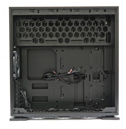Aufgrund der ungewöhnlichen Innenraumgestaltung besitzt das In Win 303 keine Laufwerkskäfige. Dafür befinden sich zwei 2,5-Zoll-Halterungen innen sowie zwei 3,5-Zoll-Befestigungen auf der Rückseite der Mainboard-Halterung.