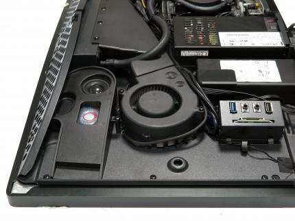 Hyrican Evolution: Ein Radiallüfter und ein schmaler Wakü-Radiator befördern die CPU-Abwärme nach draußen