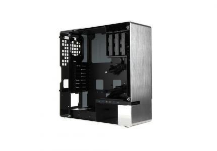 Mit seinen Rahmen aus Aluminium sowie den aus gehärtetem Glas bestehenden Seitenteilen ist das In Win 904 ein Hingucker. Da das Gehäuse nur über einen 140-mm-Front- und 92-mm-Hecklüfter verfügt, wird es im Inneren schnell heiß.