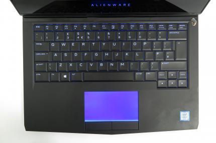 Alienware 13 R3: Auch das Touchpad ist beleuchtet
