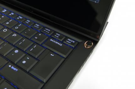 Alienware 13 R3: Endlich ein OLED-Display: Alien-Kopf als Power Button