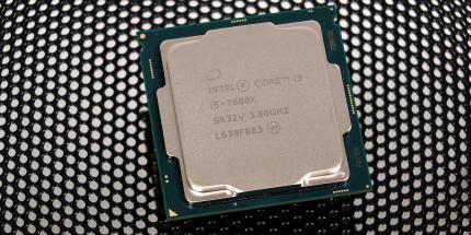 Anfang 2017: Endlich durfte über den i5-7600K berichtet werden.... der schon längst fertig in den Händlerregalen lag und teils auch schon Ende 2016 verkauft wurde.