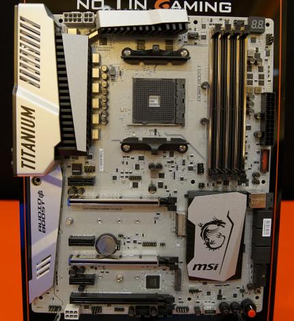 X370 Xpower Gaming Titanium: Das erste gezeigte X370-High-End-Mainboard hat 6 × SATA 6 Gbit/s, M.2 und U.2 (je PCI-E 3.0 x4) - 2 × SATA 6 Gbit/s dürfte 'shared' ausgeführt sein.