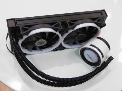 Die Antec Mercury (240) wirkt optisch hochwertiger als die alte H1200 Pro.