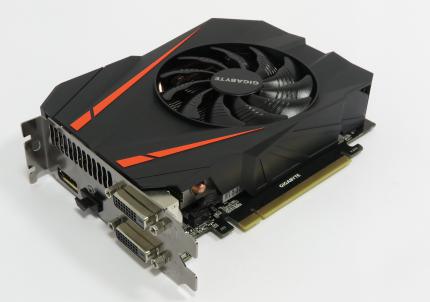 Gigabyte Geforce GTX 1070 Mini ITX OC: Die GTX 1070 von Gigabyte verfügt über eine geschrumpfte Platine (Mini-ITX). So können wir den potenten Render-Mini auch für die Tests der Micro-ATX- und Mini-ITX-Gehäuse einsetzen. Des Weiteren heizt der Radiallüfter das Gehäuseinnere gut auf.