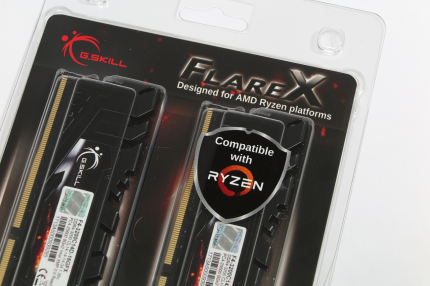 G.Skill Flare X (F4-3200C14D-16GFX): Die Flare-X-Serie ist für AMD Ryzen optimiert, worauf ein kaum zu übersehender Aufkleber hinweist