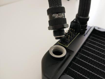 Fractal Design Celsius: Die Anschlüsse am Radiator lassen sich lösen, G1/4-Zoll-Gewinde erlauben theoretisch eine Erweiterung des Systems