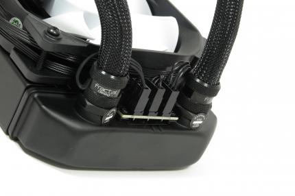 Fractal Design Celsius: Der integrierte PWM-Lüfter-Hub wird durch ein unter dem Schlauch-Sleeve verstecktes Kabel versorgt und erspart die Verlegung einzelner Lüfterkabel im System. Bei der Celsius S36 reicht das Lüfterkabel aber nur auf der Vorderseite vom hintersten Lüfterplatz bis zum Hub.