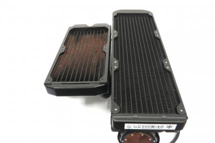 Fractal Design Celsius: Der Wechsel auf Asetek als Hersteller bringt im Vergleich zur alten Kelvin-Reihe (links, von Alphacool) eine hochwertigere Optik trotz einfacherem Material.