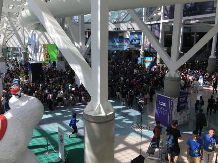 Jeden Morgen bildeten sich lange Schlangen vor den Messehallen - den 15.000 Fans sei's gedankt. So eng wurde es, dass aus Sicherheitsgründen erstmals in der E3-Geschichte die Hallen schon 15 Minuten vor dem eigentlichen Start geöffnet wurden.