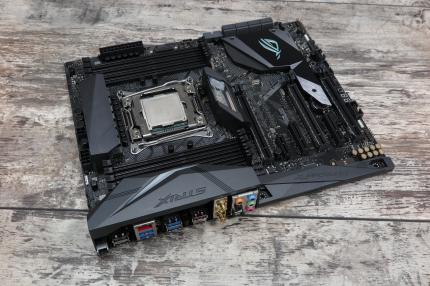 Basin Falls: LGA-2066-Mainboards für Skylake X und Kaby Lake X - Asus Strix X299-E Gaming war das erste Testmuster im PCGH-Testlabor. Die meisten anderen Hersteller wurden von Intels vorgezogenem Launch überrumpelt.