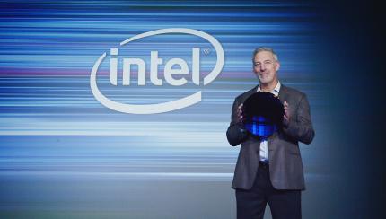 Stacy Smith, Group president of Manufacturing, Operations and Sales at Intel Corporation, zeigt einen 10 nm “Cannon Lake” Wafer