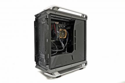 Cooler Master&nbsp;Cosmos C700P: Platine um 90 Grad gedreht - Seitenansicht
