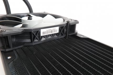 Corsair H115i Pro RGB: Unter den Lüftergewinden befindet sich kein Einschraubschutz, aber auch keine wasserführenden Rohre – gut so, denn die langen Schrauben bohren sich mehrere Millimeter zwischen die Lamellen.