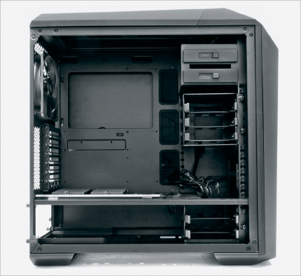 Mastercase Maker 5: Für den Test bestücken wir es an der Front, im Deckel und am Heck mit einem 140-mm-Lüfter. Den oberen Laufwerkskäfig demontieren wir.