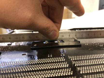 Eine Folge der starken Krafteinwirkung ist die Wölbung der Sockel-eigenen Backplate. Für eine exakte Abschätzung sollte man aber unbeschädigte Mainboards zum Vergleich heranziehen, denn auch ab Werk ist die Stahlplatte selten vollkommen eben.