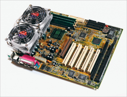 Ein Abit BP6 mit zwei Celeron 466 für 700 Mark drehte zur Jahrtausendwende Kreise um die schnellsten Single-CPUs – dafür müsste man heute 7.000 Euro investieren.