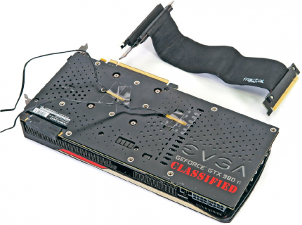 Auf der Rückseite der Grafikkarte befestigen wir zwei Temperaturfühler. Das PCI-E-Riser-Kabel von Fractal Design kostet 40 Euro und muss separat erworben werden.