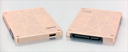 Apacer stattet die AS720 mit einer zusätzlichen USB-C-Buchse aus. &nbsp;Damit ist sie eher eine externe SSD, die besser für Docking­stations und USB-Betrieb geeignet ist als für den Festeinbau.