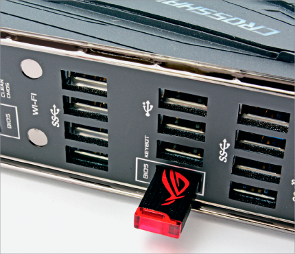 Das Crosshair VI Hero lässt sich ohne CPU direkt vom USB-Stick auf ein neues UEFI aktualisieren. Das ist praktisch, falls kein Ryzen der ersten Generation parat liegt.