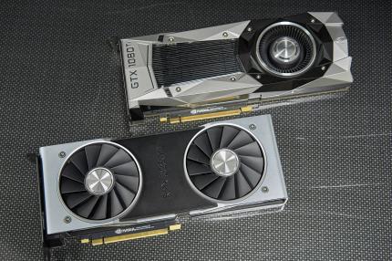 Oben die Geforce GTX 1080 Ti FE mit dem altbekannten DHE-Kühler, unten die Geforce RTX 2080 Ti FE mit der neuen Axiallösung.