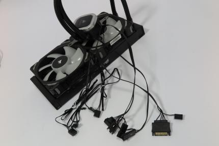 Corsair H100i RGB Platinum: Die Integration von Lüfter- und Pumpensteuerung in der Pumpe führt zu reichlich Kabelchaos im Sockelumfeld.