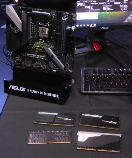 Nicht an den Z390 geknüpft und technisch fragwürdig, aber definitiv originell und Teil der neuen Asus-Mainboard-Generation: Platinen für Double-Capacity-DIMMs, die ähnlich wie zwei einzelne Module angesteuert werden, aber nur einen (speziell angepassten) Steckplatz benötigen.