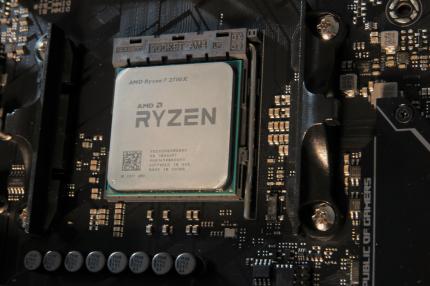 Ryzen 2000: Sieht aus wie die erste Generation, hat ähnliche Eckdaten wie die erste Generation und passt in die gleichen Mainboards wie die erste Generation. War 2018 aber einen Tick schneller und viel günstiger als die Intel-Konkurrenz.