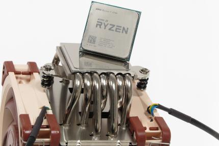 Noctua NH-U12A: Die Bodenplatte ist deutlich größer als Mainstream-Prozessoren; Sockel TR4 wird aber nicht unterstützt.