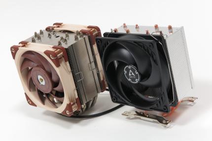 Noctua NH-U12A: Im direkten Vergleich mit einem 120-mm-Budget-Kühler wird die große Tiefe deutlich. Breite und Höhe sind vergleichbar.