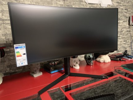 Lediglich ein roter Streifen auf dem Monitorfuß deutet auf einen Gaming-Monitor hin