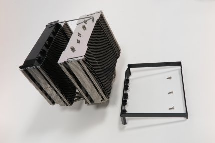 Ein Kunststoffrahmen verdeckt gleichzeitig die Heatpipeenden über dem spiegelnden Topcover und leitet den Luftstrom in die Lammellen des Deepcool Assassin III.