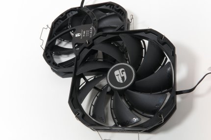 Die Lüfter des Deepcool Assassin III tragen an der Hinterkante jedes Blatts einen kleinen Spoiler.