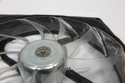 Das transparente Marcolon/Polycarbonat der Noiseblocker Eloop X lässt die komplexe Form des Schlaufenrotors noch besser erkennen. Die Metallkappe über dem Antrieb reicht bei unserem finalen Vorserienmodell etwas weiter an die LEDs in der Nabe heran und verschattet diese teilweise.