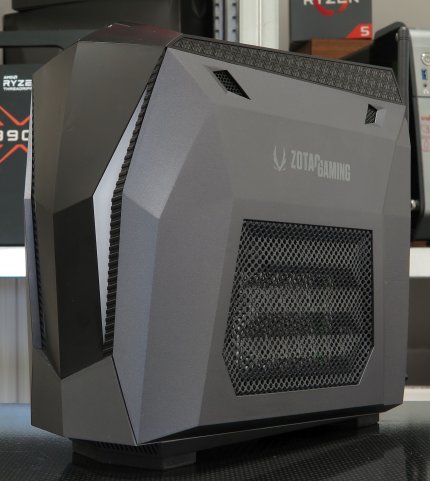 Die Seite des Zotac MEK Mini ziert nur eines der Zahlreichen Lüftungsgitter.